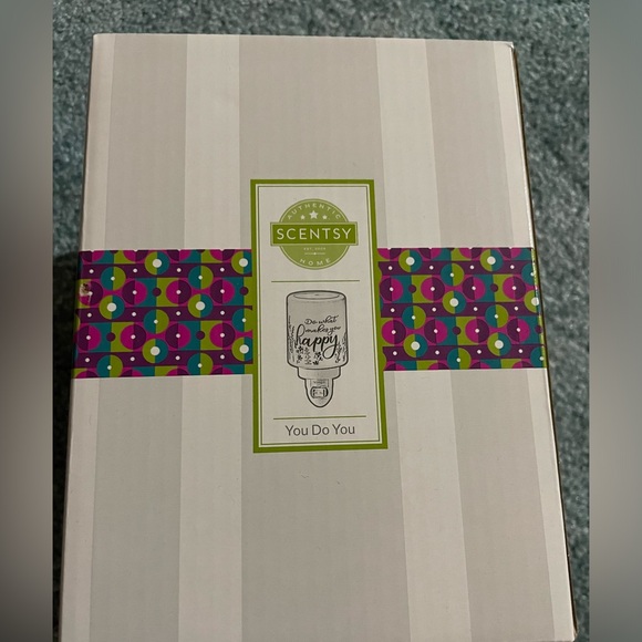 NWB mini Scentsy warmer - Picture 2 of 3